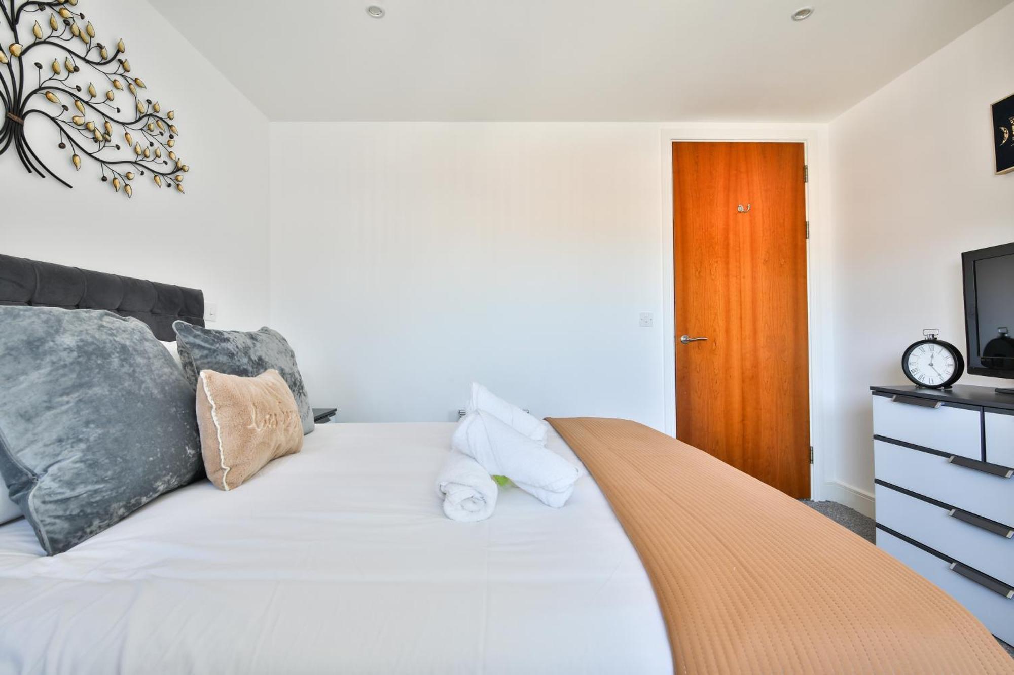 Just Wales - Meridian Tower Marina & View - 1 Bed Apartment *